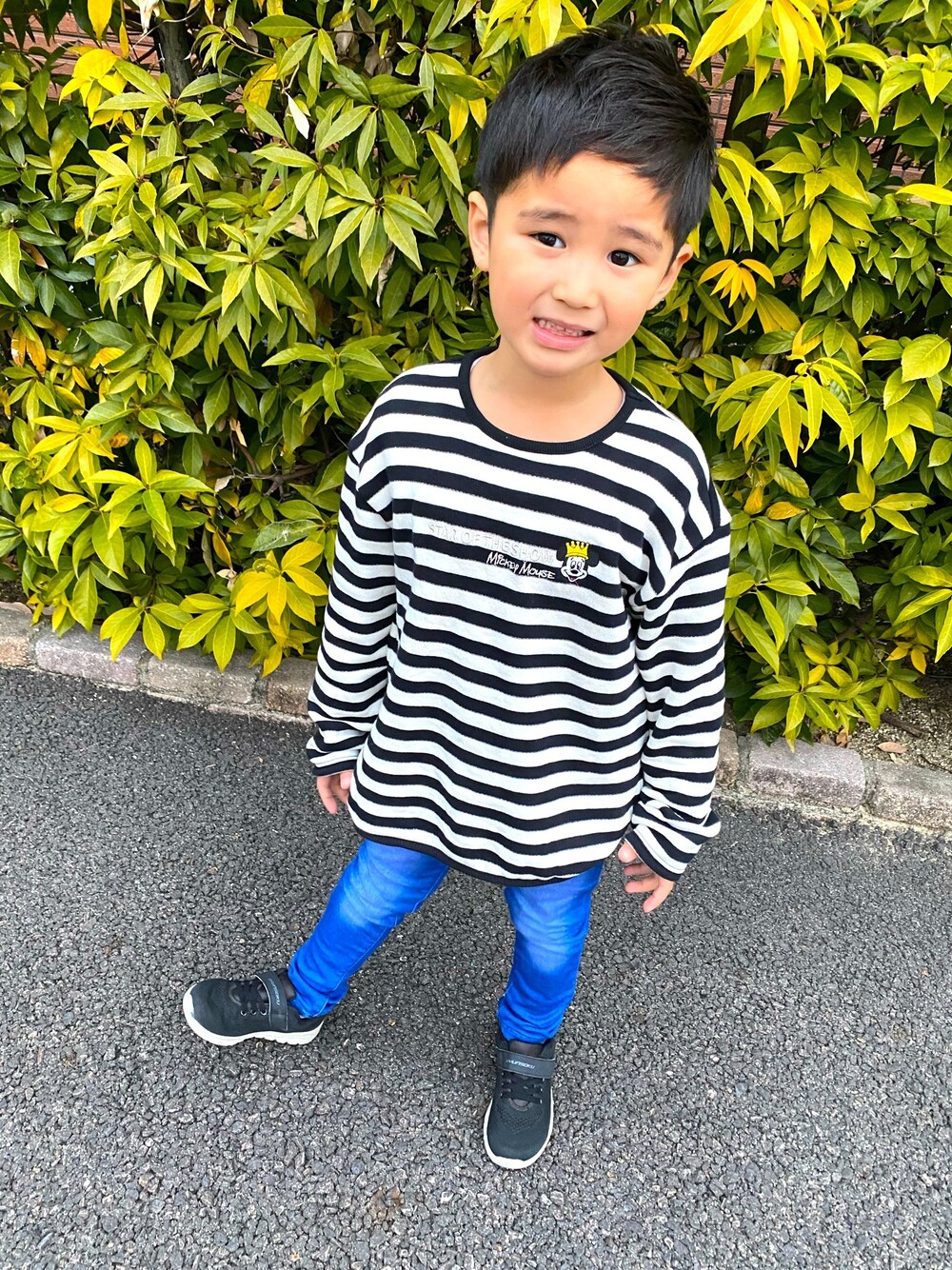 ブラック系のスウェット、ブルー系のパンツ、ブラック系のシューズを着用したキッズの冬コーディネートの1枚目の写真