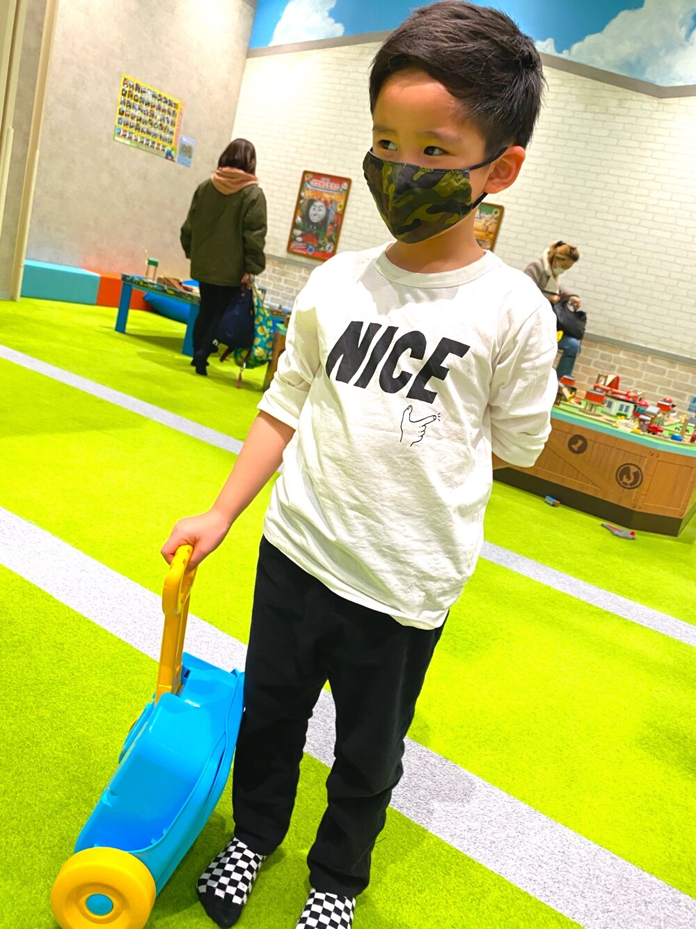 ホワイト系のTシャツ/カットソー、ブラック系のその他パンツを着用したキッズの冬コーディネートの1枚目の写真