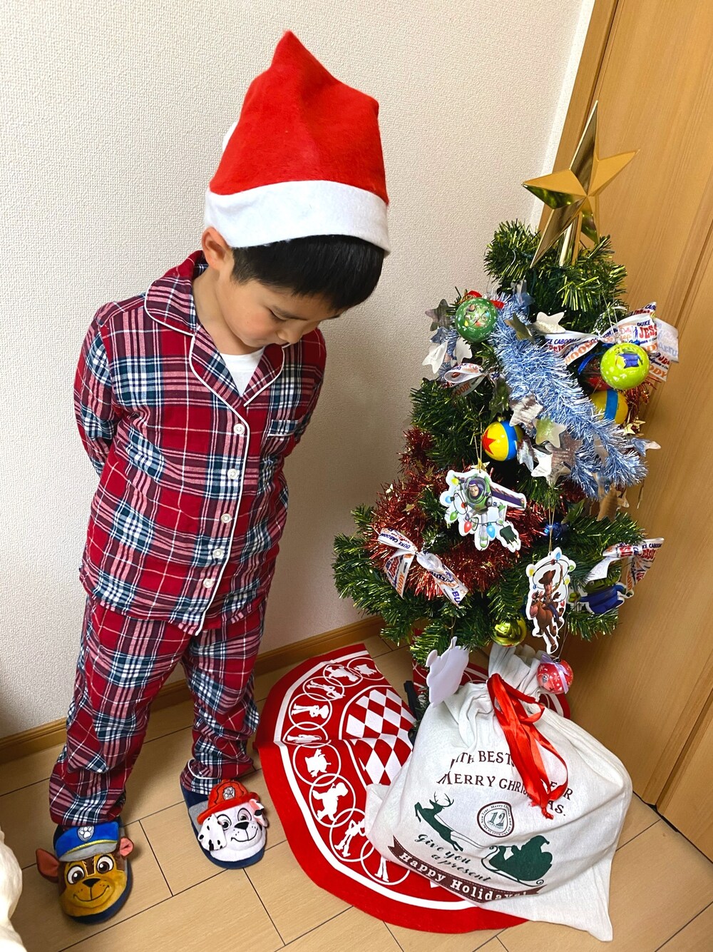 「H&MのH&M - コットンフランネルパジャマ - レッド（ルームウェア/パジャマ、レッド系）」を使った、SHUNKIさん（キッズ・110cm）の冬コーディネートの1枚目の写真