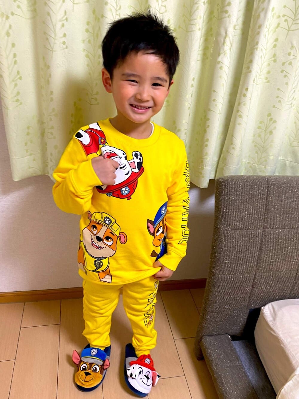 「H&Mのアイテム（ルームウェア/パジャマ、イエロー系）」を使った、SHUNKIさん（キッズ・110cm）の冬コーディネートの1枚目の写真