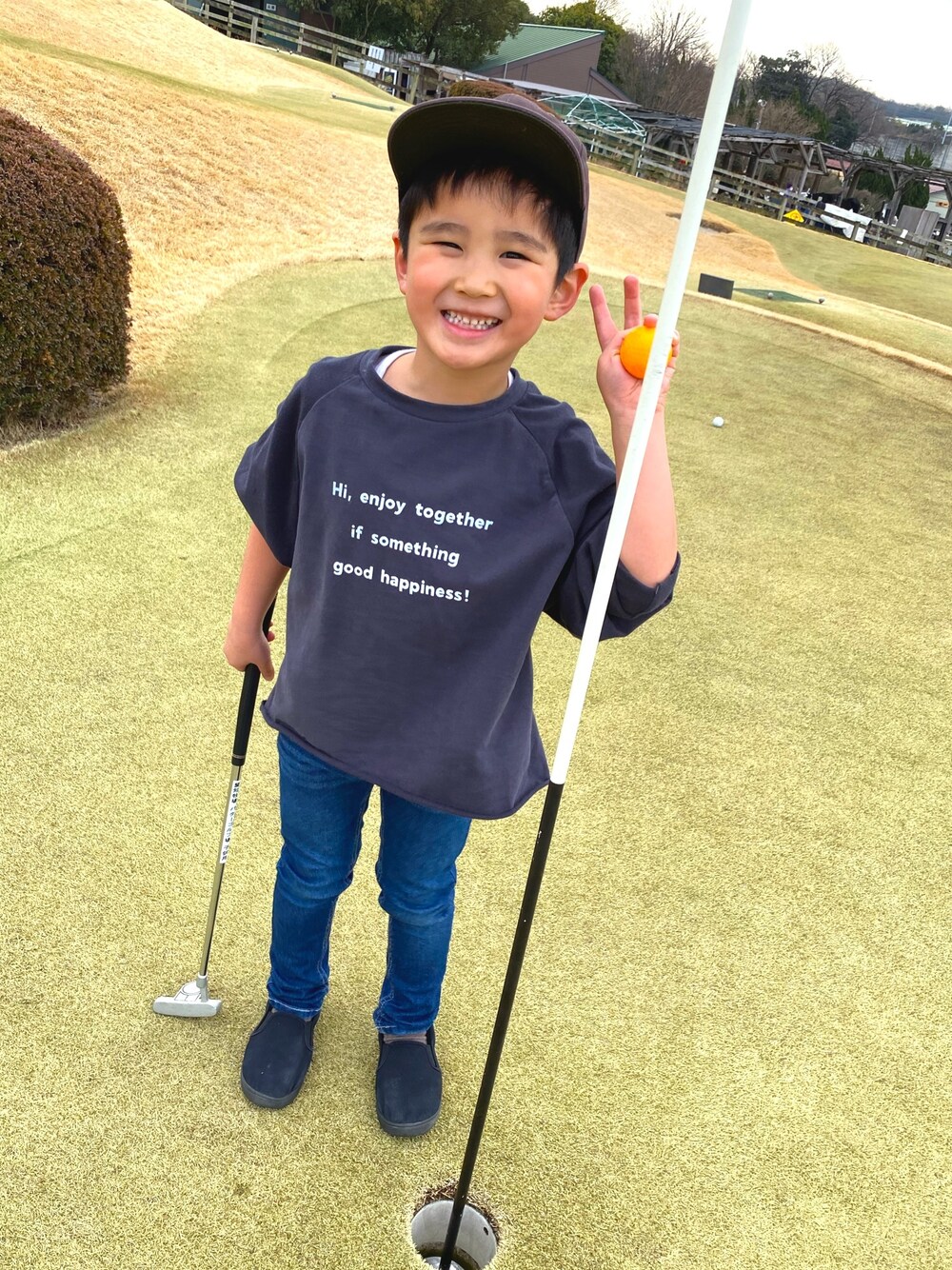 「double_h_houseのアイテム（Tシャツ/カットソー、ブラック系）」を使った、SHUNKIさん（キッズ・110cm）の冬コーディネートの1枚目の写真