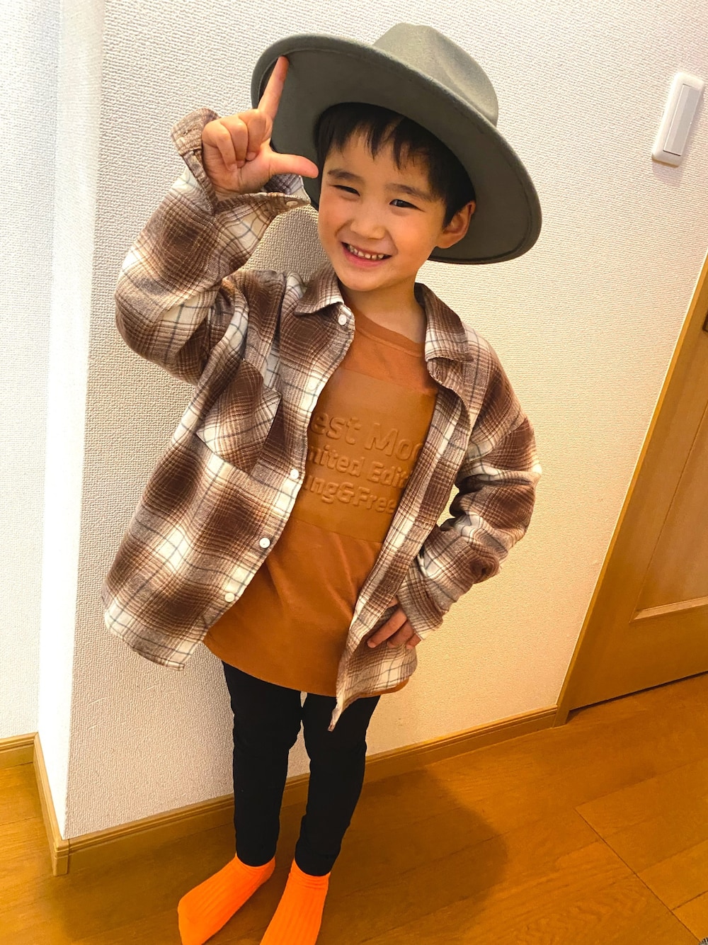 「ZARAのアイテム（Tシャツ/カットソー、ブラウン系）」を使った、SHUNKIさん（キッズ・110cm）の冬コーディネートの1枚目の写真