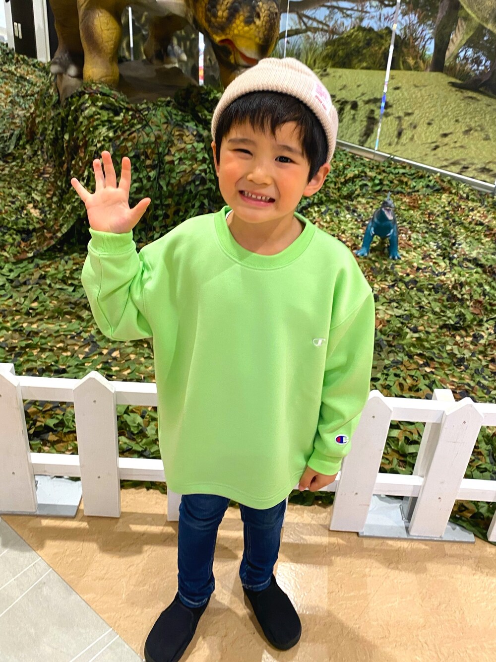 「Championの【Champion】バックロゴワイドトレーナー（スウェット、グリーン系）」を使った、SHUNKIさん（キッズ・110cm）の春コーディネートの1枚目の写真