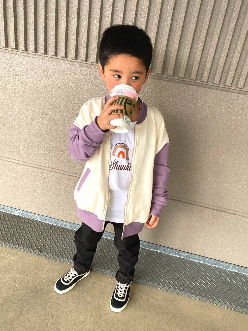 「leilani.shopのアイテム（Tシャツ/カットソー、ホワイト系）」を使った、SHUNKIさん（キッズ・110cm）の春コーディネートの1枚目の写真