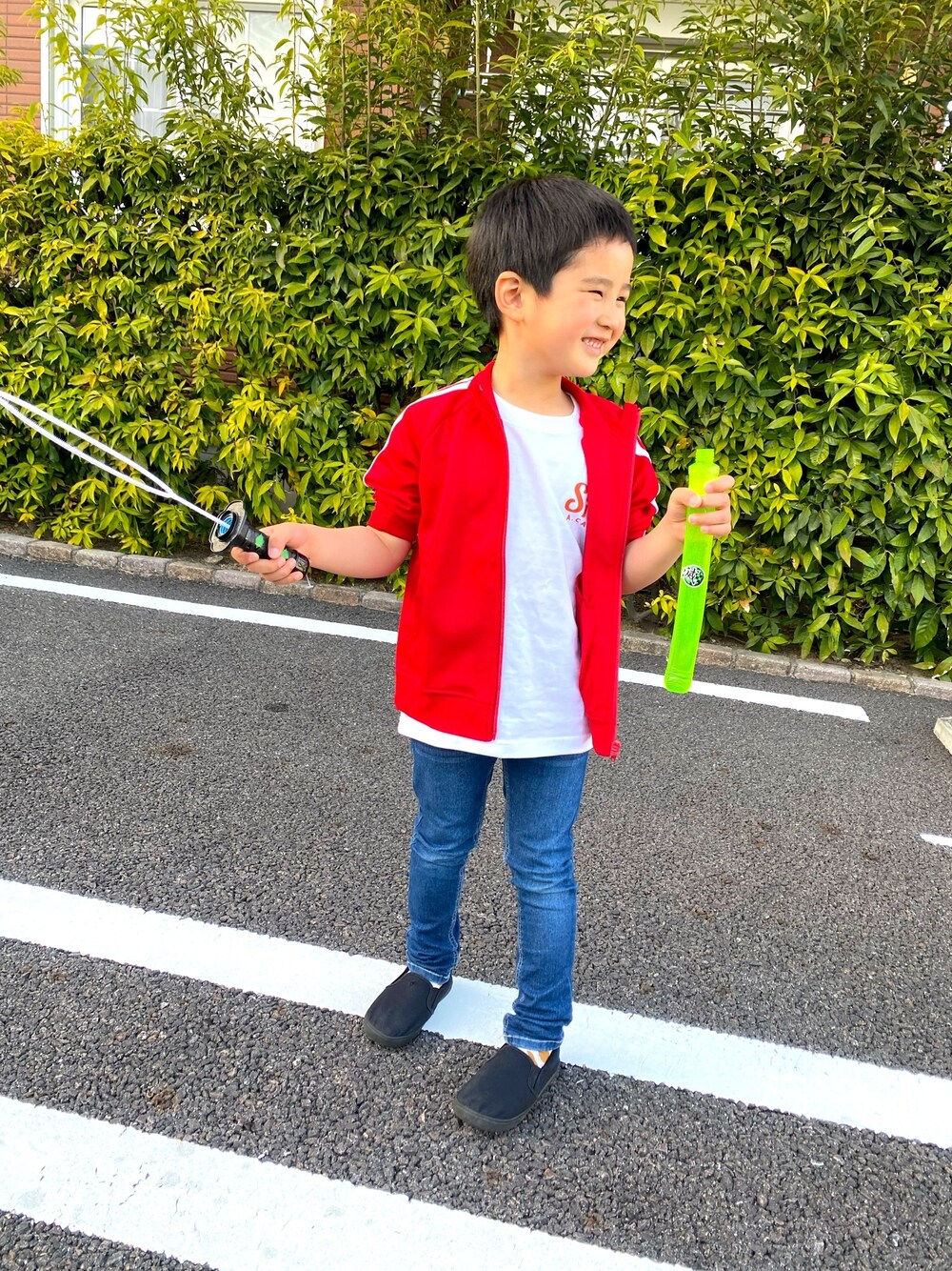 「RADCHAPのジャージジャケット（ジャージ、レッド系）」を使った、SHUNKIさん（キッズ・110cm）の春コーディネートの1枚目の写真
