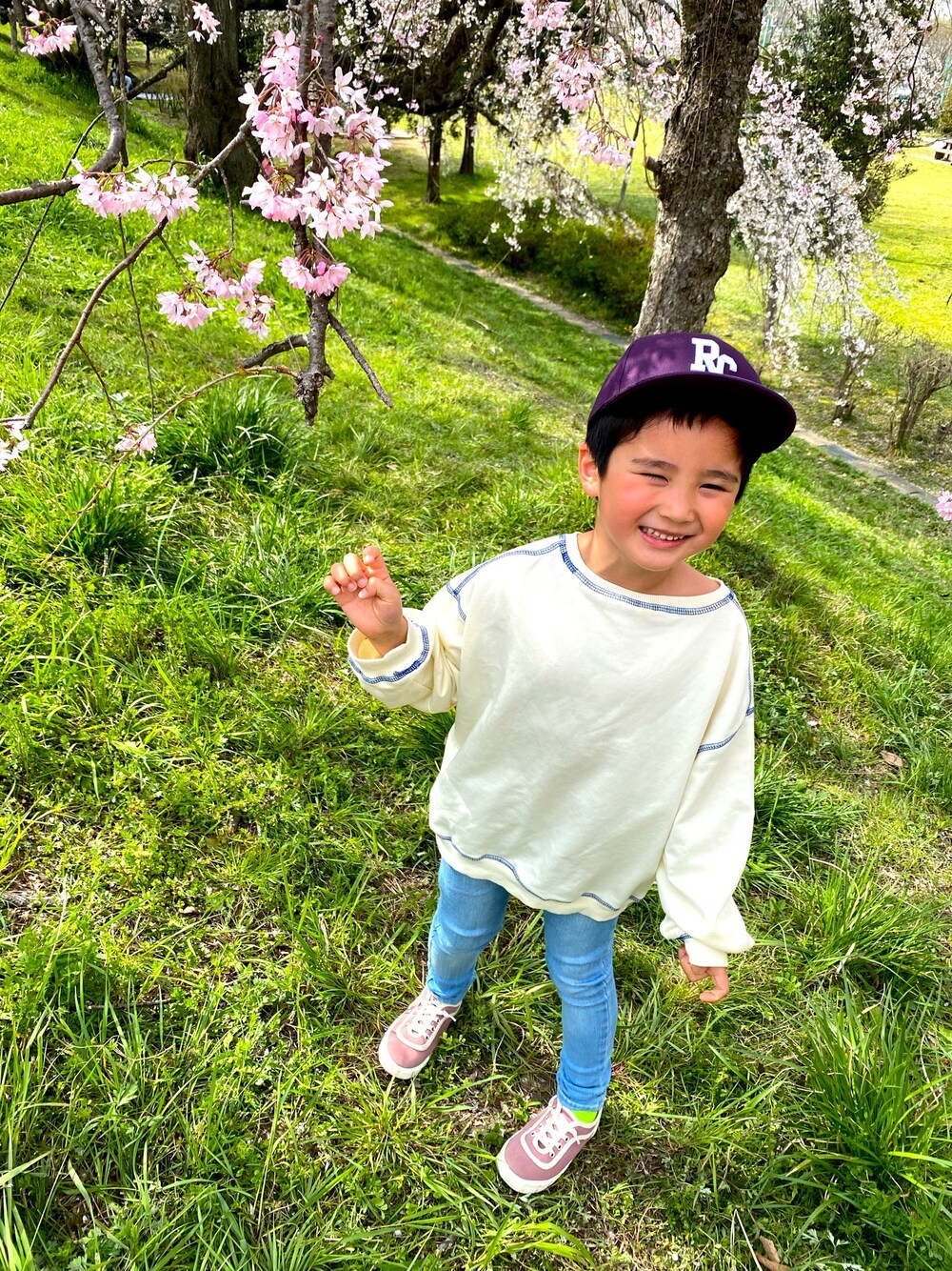 「shinekids.shopのアイテム（スウェット、ホワイト系）」を使った、SHUNKIさん（キッズ・110cm）の春コーディネートの1枚目の写真