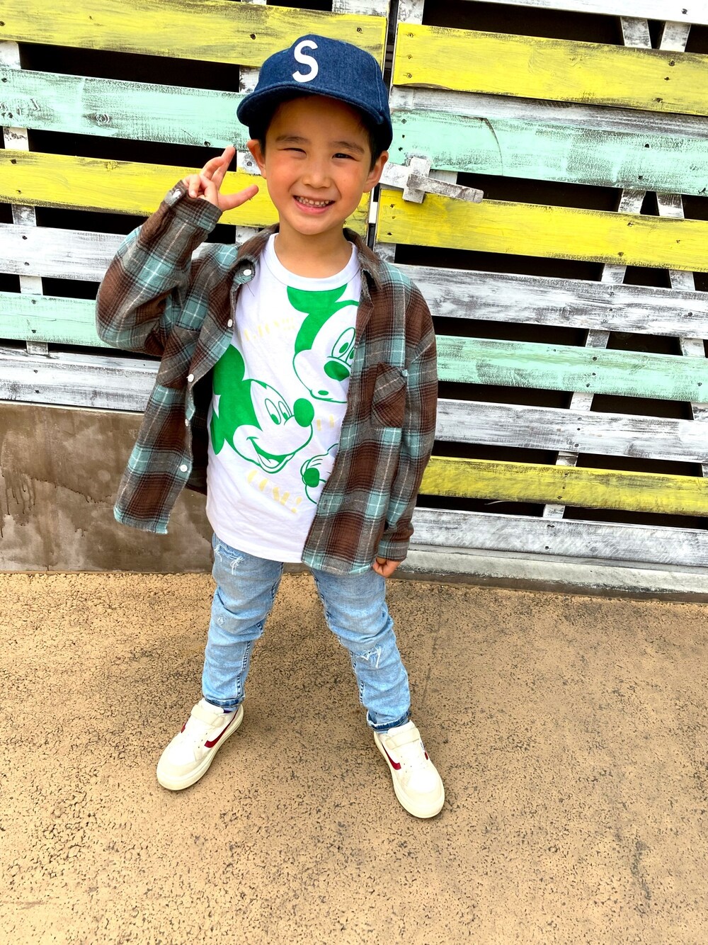 ホワイト系のTシャツ/カットソー、ブルー系のデニムパンツ、ホワイト系のスニーカーを着用したキッズの春コーディネートの1枚目の写真