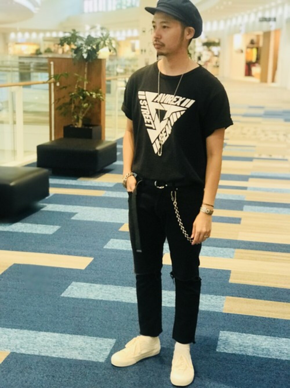 「ブラック、Tシャツ、AVIREX、モノトーン、夏コーデ、Track、road、西宮ガーデンズ、field、AVIREXSTREETGEAR」｜「AVIREXのAVIREX/アヴィレックス/ 半袖 アヴィレックス ストリートギア Tシャツ/ S/S AVIREX STREET GEAR T-SHIRT 【AVIREX STREET GEAR】（Tシャツ/カットソー、ブラック系）」を使った、AVIREX HIDEO.Yさん（メンズ・168cm）の夏コーディネートの1枚目の写真