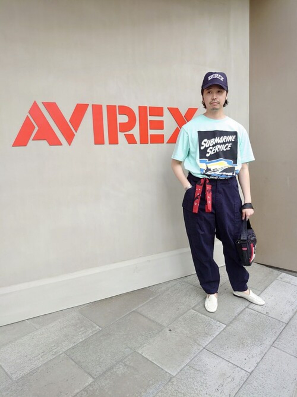 「ミリタリー、ショルダーバッグ、Tシャツ、AVIREX、トラッド、休日スタイル、ワイドパンツ、夏コーデ、ゆるコーデ、コロナに負けない」｜「AVIREXの【×NEW ERA】 9フォーティー Aフレーム ロゴキャップ アジャスタブル/9 FORTY A-FRAME LOGO CAP（キャップ、ブルー系）」を使った、AVIREX HIDEO.Yさん（メンズ・168cm）の春コーディネートの1枚目の写真