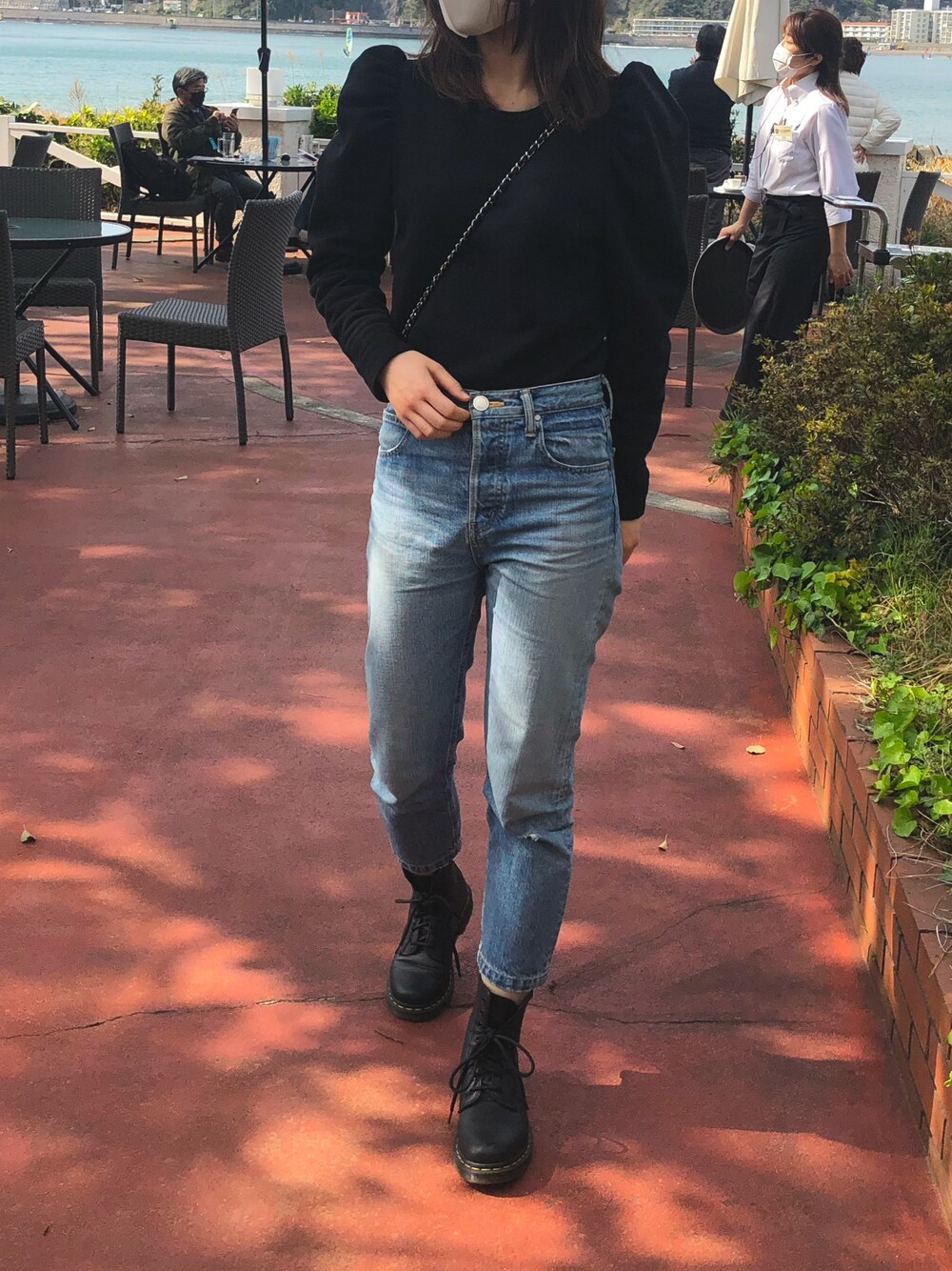 「今日のコーデ、デニムコーデ、カジュアル、きれいめカジュアル、シンプル、大学生、ZARA、BLACKBYMOUSSY、Dr.Martens」｜「ZARAのアイテム（Tシャツ/カットソー、ブラック系）」を使った、kanaさん（レディース・167cm）の春コーディネートの1枚目の写真
