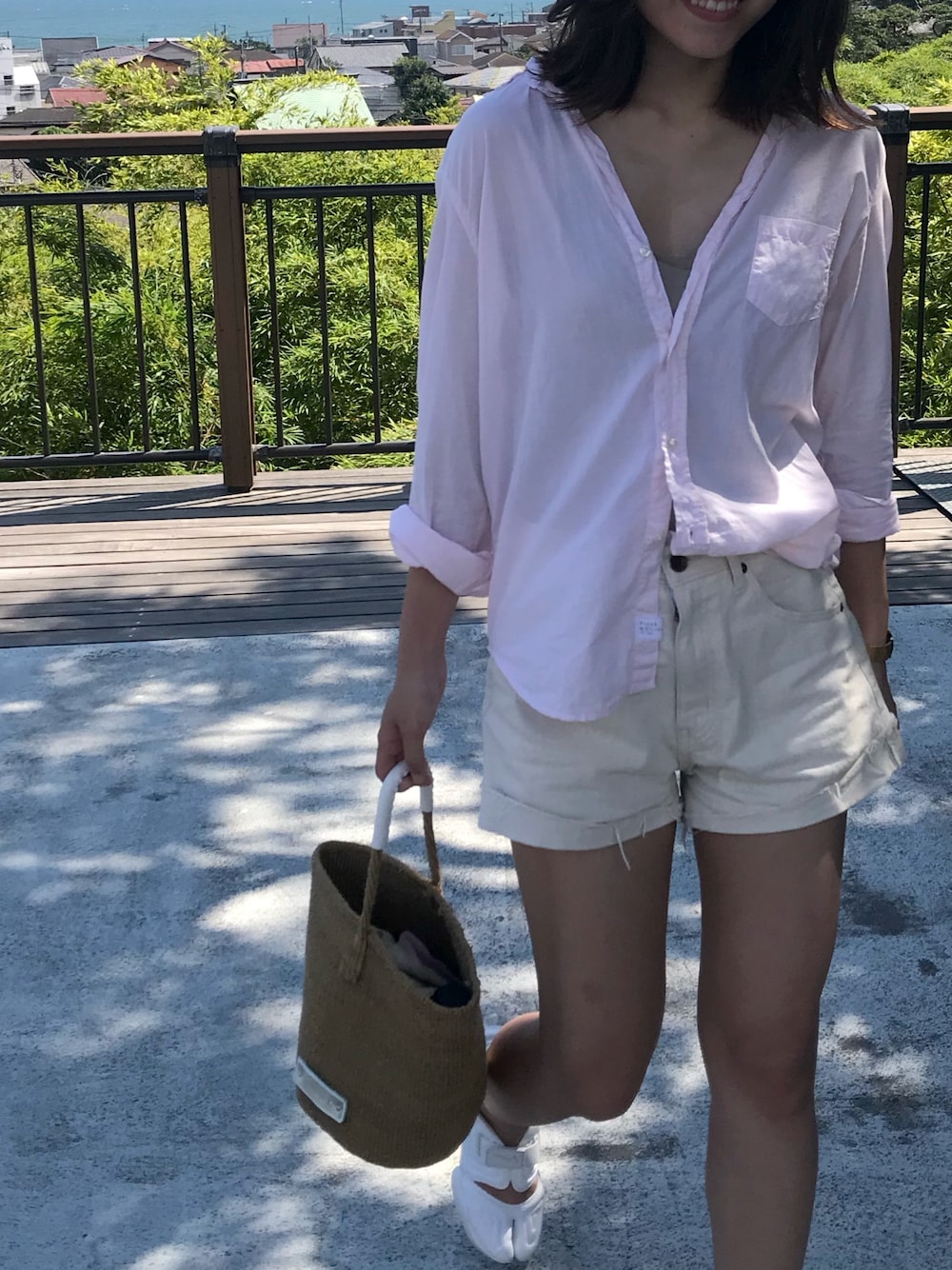 「夏コーデ、シンプルコーデ、大人カジュアル、ラフ、海、大学生コーデ、アクアリフト、Frank＆Eileen、searoomlynn、NIKE」｜「Frank&Eileenの【Frank & Eileen/フランク＆アイリーン】EILEEN ITALIAN LIGHT POPLIN:シャツ（シャツ/ブラウス、ピンク系）」を使った、kanaさん（レディース・167cm）の夏コーディネートの1枚目の写真