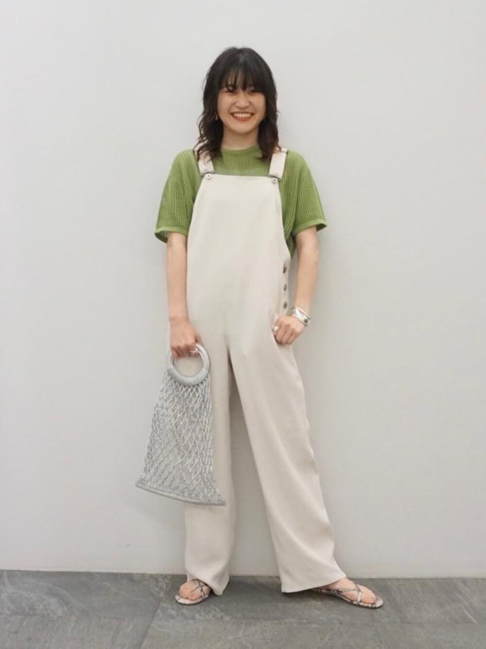 ホワイト系のキャミソール、グレー系のサンダル、その他のサロペット/オーバーオールを着用したレディースの春コーディネートの1枚目の写真