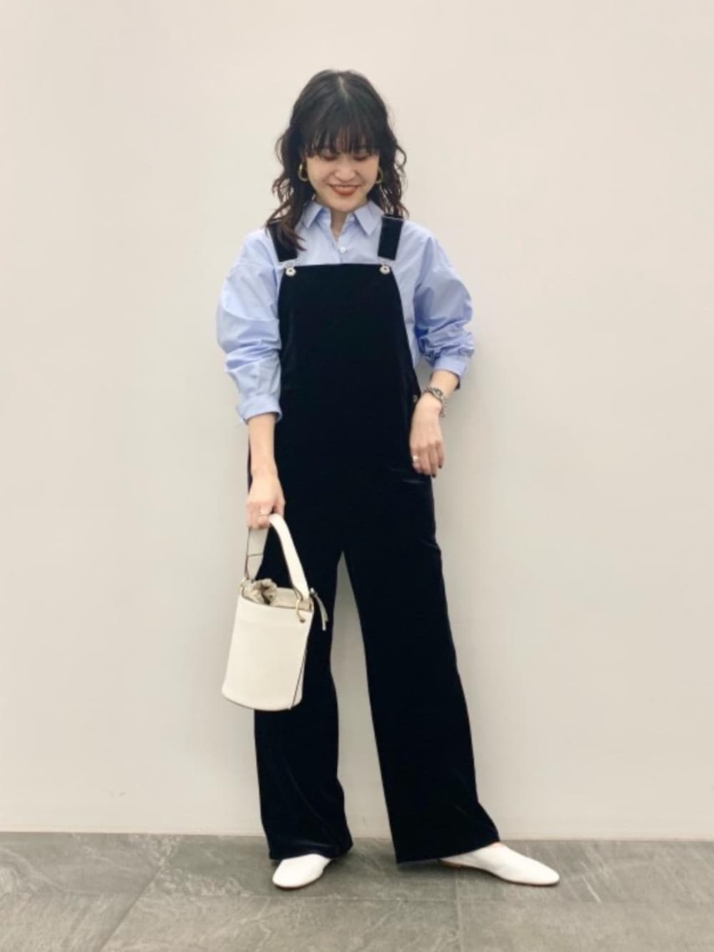 ブルー系のサロペット/オーバーオール、ホワイト系のその他シューズ、ホワイト系のショルダーバッグを着用したレディースの夏コーディネートの1枚目の写真