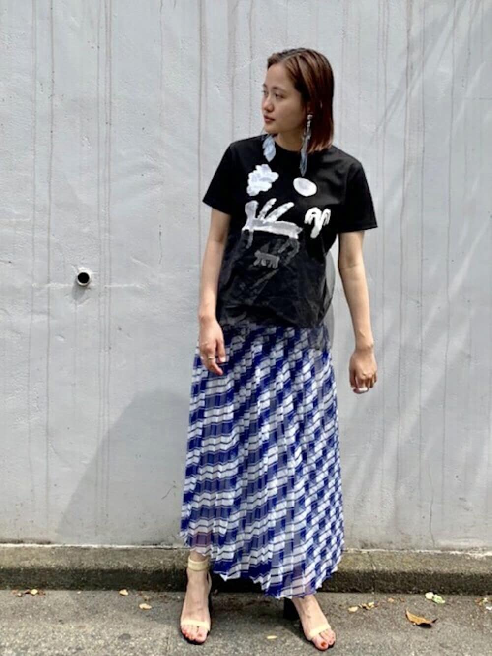 「Tシャツ、モノトーン、デート、サンダル、プリーツスカート、モノトーンコーデ、シースルー、夏コーデ、シアー、ゆるコーデ」｜「FUMIE TANAKAの【FUMIE=TANAKA(フミエタナカ)】glass leaf earring ガラスリーフイヤリング F20S-40（イヤリング、その他）」を使った、studious_takabaさん（レディース・157cm）の春コーディネートの1枚目の写真