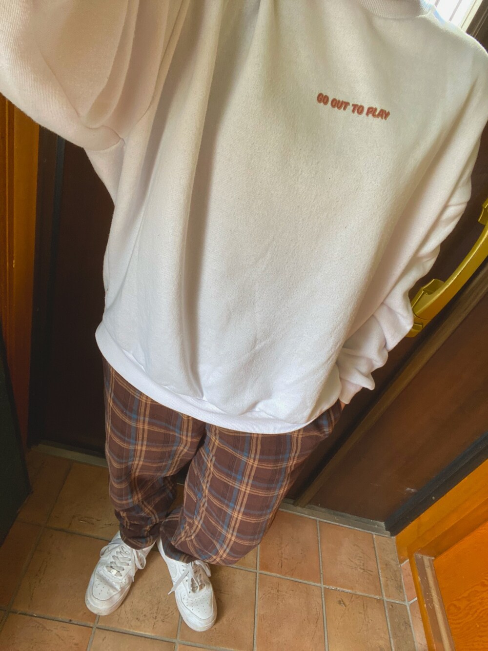 「WEGO、dadpants、おしゃれさんと繋がりたい、メンズライク、古着好きな人と繋がりたい、メンズライク女子とつながりたい、メンズライク女子」｜「WEGOのWEGO/レトロロゴビッグシルエットプルオーバー（スウェット、ホワイト系）」を使った、ｙｕｍｅさん（レディース・156cm）の春コーディネートの1枚目の写真