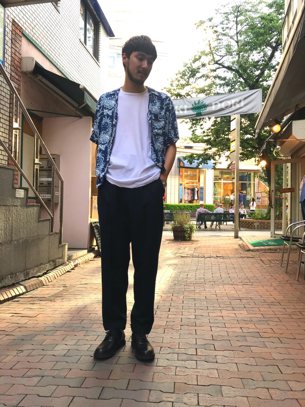 「夏、休日スタイル、カジュアルコーデ、シンプルコーデ、爽やかコーデ、リラックススタイル、オープンカラーシャツ、ワイドパンツ、春夏コーデ」｜「ATTACHMENTのアイテム（Tシャツ/カットソー、ホワイト系）」を使った、Renさん（メンズ・181cm）の夏コーディネートの1枚目の写真