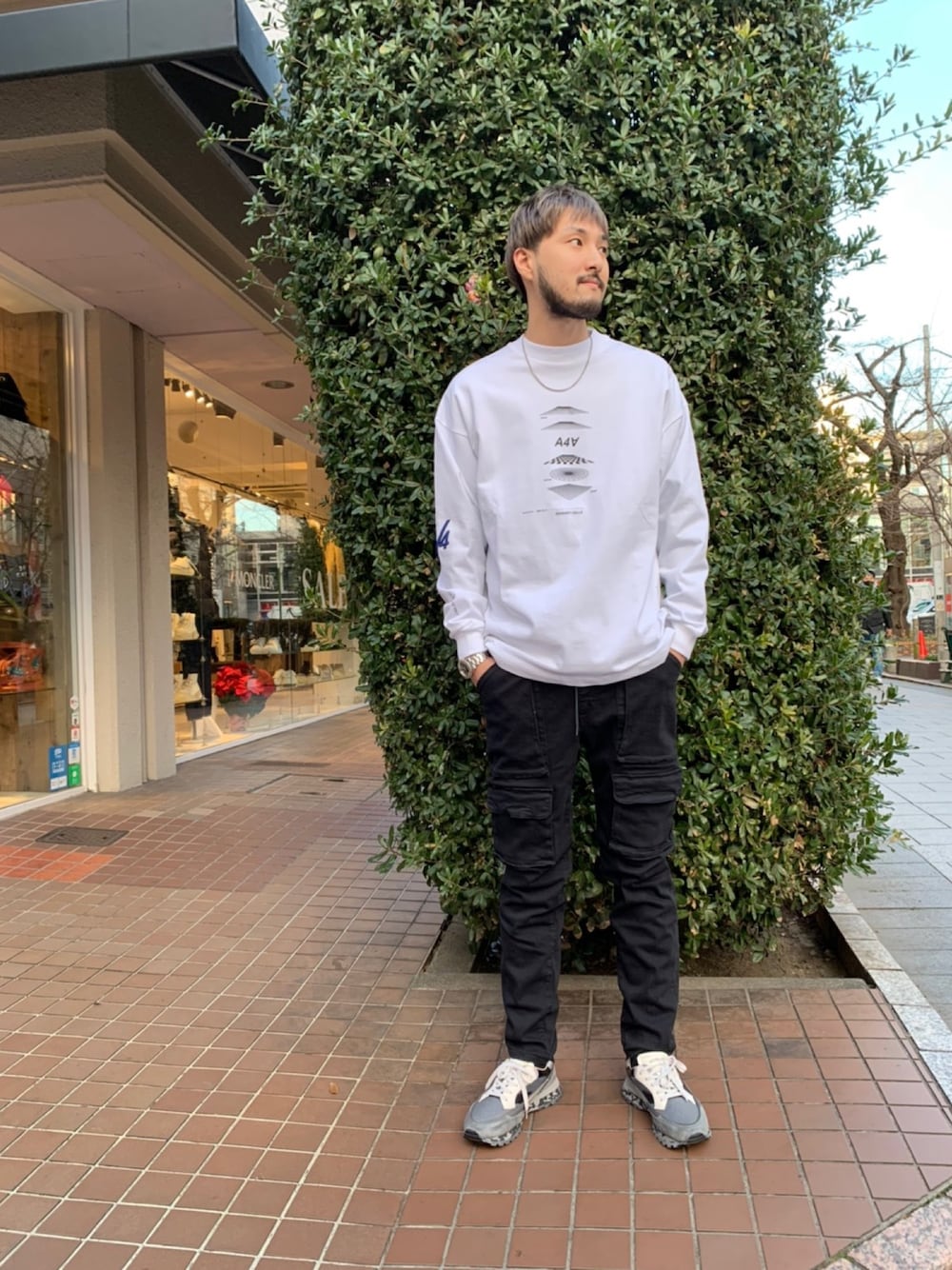 「大人カジュアル、休日コーデ、シンプルコーデ、ストリート、ファッションの力を信じよう、オーバーサイズ、カーゴパンツ」｜「A4Aのアイテム（トップス、ホワイト系）」を使った、Renさん（メンズ・182cm）の冬コーディネートの1枚目の写真