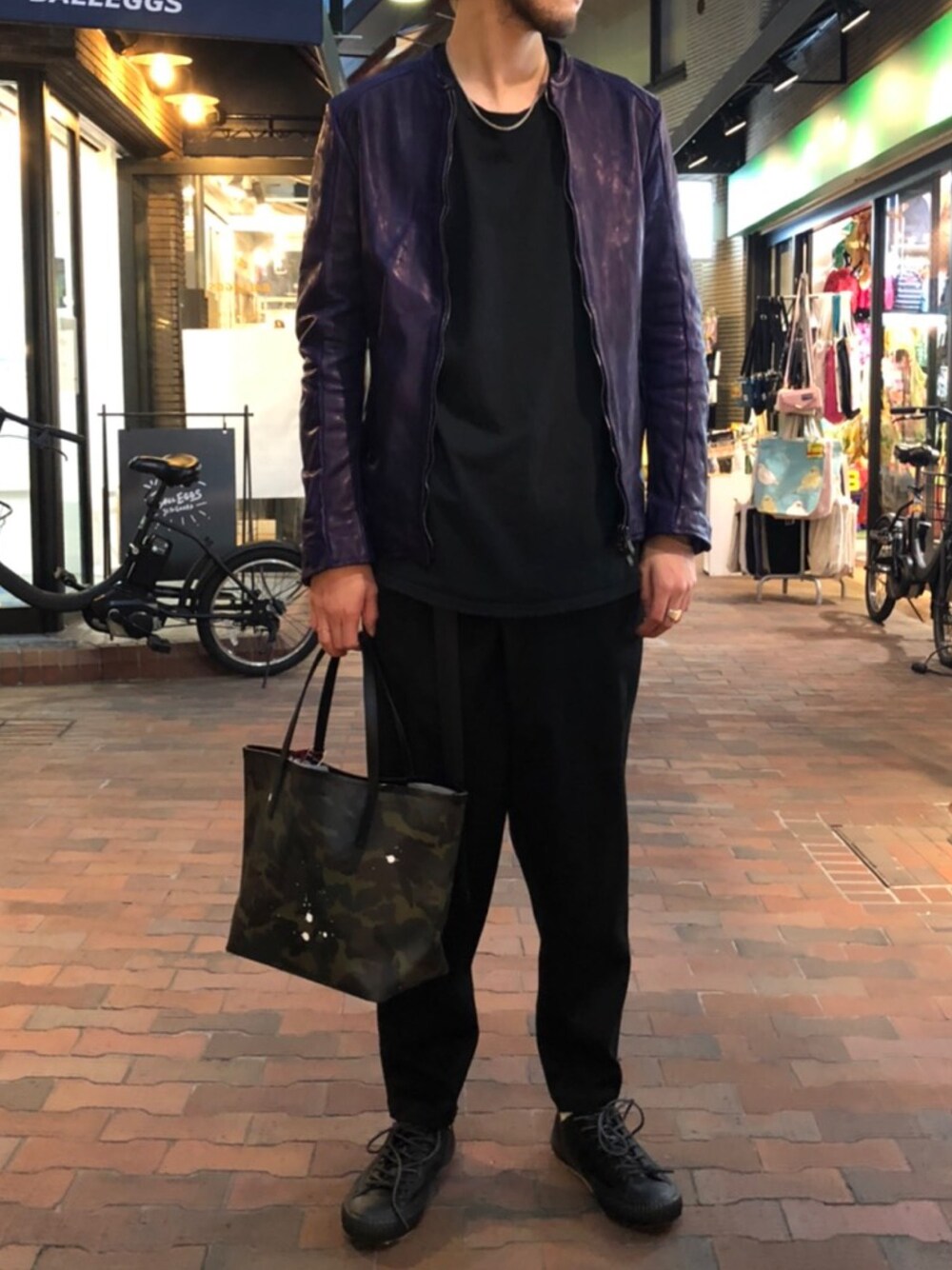 「休日スタイル、春夏コーデ、今日のコーデ、シンプルスタイル、オトナカジュアル、スニーカー、きれいめカジュアル、シンプル」｜「GENTIL BANDITのGENTIL BANDIT（ジャンティバンティ）トートバッグ 中（トートバッグ、ブラック系）」を使った、Renさん（メンズ・182cm）の春コーディネートの1枚目の写真