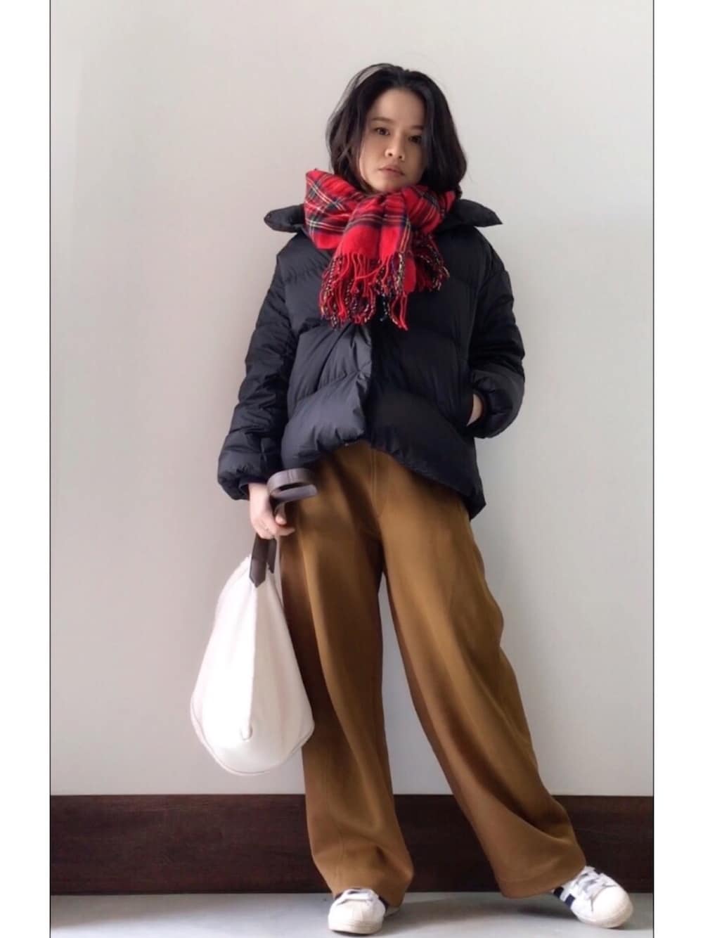 「冬アウター着回しチャレンジ、ダウンジャケット、ワイドフィットカーブジャージーパンツ、ワイドパンツ、マフラー、スニーカー」｜「UNIQLOのウルトラライトダウンコクーンジャケット（ダウンジャケット/コート、ブラック系）」を使った、𝓜𝓮𝓲❣︎ さん（レディース・158cm）の冬コーディネートの1枚目の写真