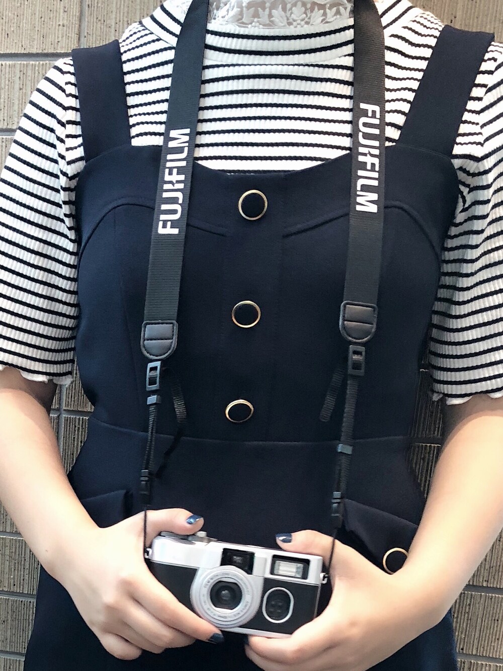 「MAJESTIC LEGON、フィルムカメラ、写ルンです、ガーリーカジュアル」｜「MAJESTIC LEGONのアイテム（スカート、ブルー系）」を使った、REINAさん（レディース・157cm）の夏コーディネートの1枚目の写真