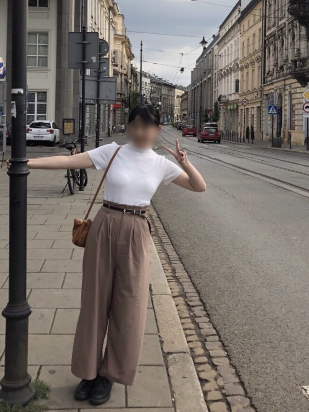 「夏休みコーデ、旅行コーデ、RETRO GIRL、Bershka、Dr.Martens、LOWRYSFARM、ラフスタイル」｜「Bershkaのアイテム（Tシャツ/カットソー、ホワイト系）」を使った、REINAさん（レディース・157cm）の夏コーディネートの1枚目の写真