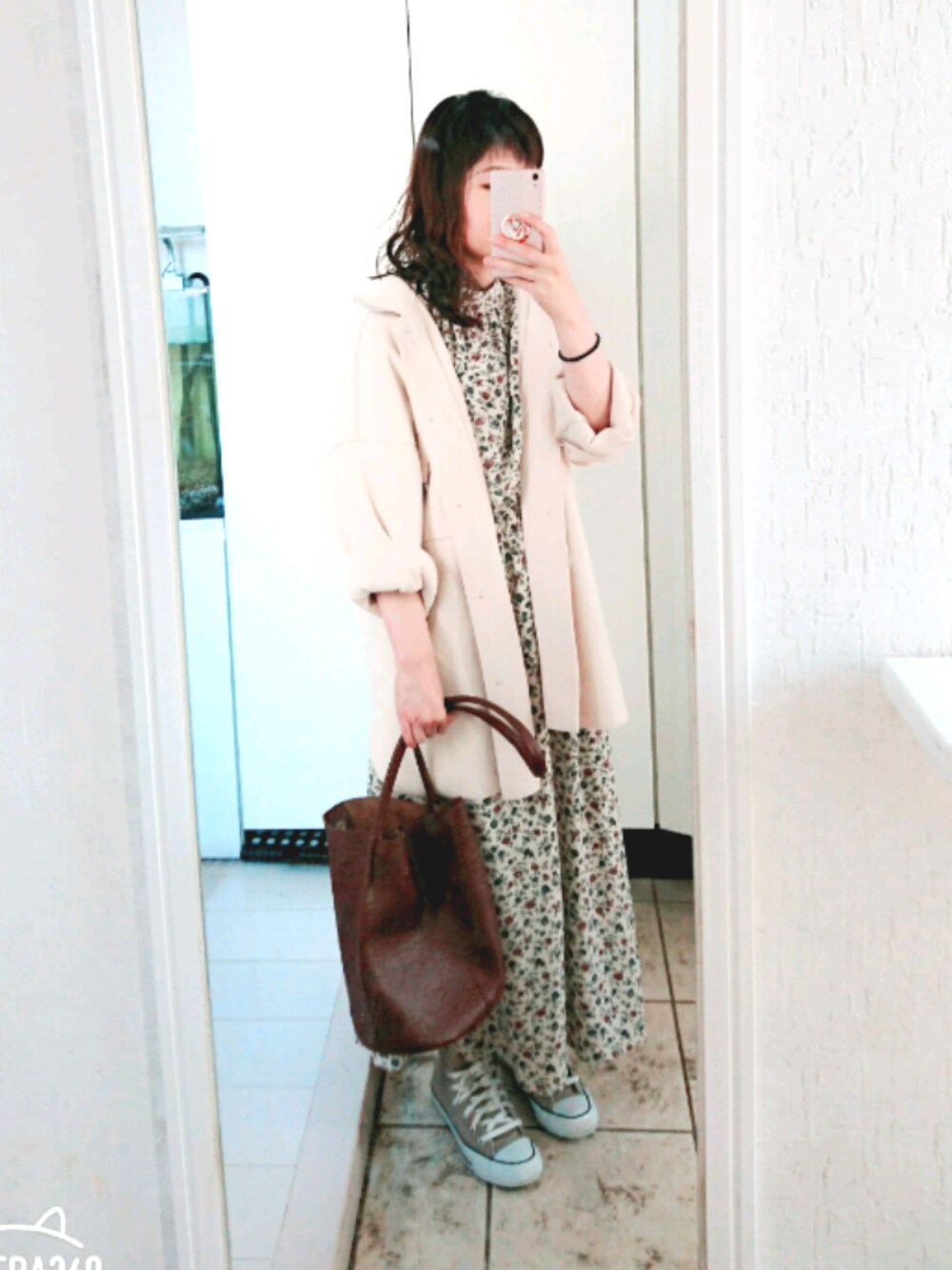 「おしゃれさんと繋がりたい、春、低身長、ベージュ、ママコーデ、スニーカー、ワンピース、花柄」｜「しまむらのアイテム（その他アウター、ベージュ系）」を使った、Mickeyさん（レディース・154cm）の春コーディネートの1枚目の写真