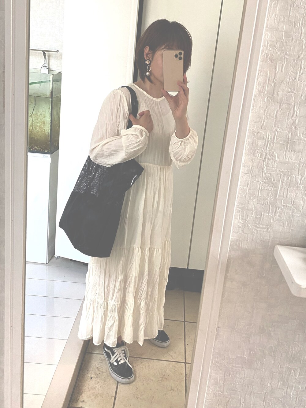 「シンプルコーデ、初夏コーデ、ラクチンコーデ、お洒落さんとつながりたい、リラックススタイル、ロングワンピース、春夏コーデ、低身長、アラフォー、モノトーン」｜「雑誌付録のアイテム（トートバッグ、ブラック系）」を使った、Mickeyさん（レディース・154cm）の夏コーディネートの1枚目の写真