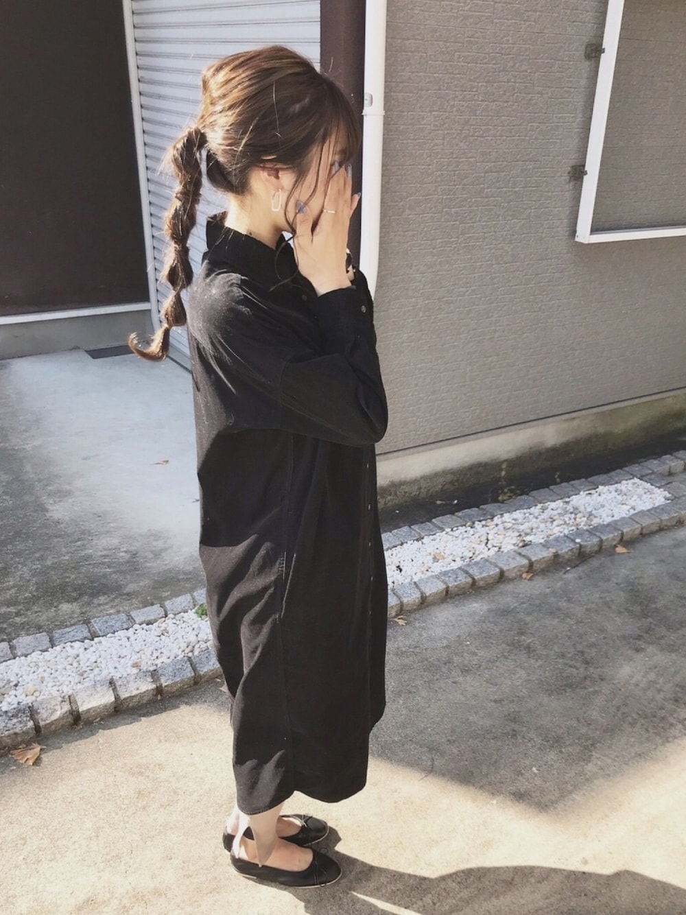 ブラック系のシャツワンピース、ブラック系のバレエシューズ、ベージュ系のレギンス/スパッツを着用したレディースの冬コーディネートの1枚目の写真