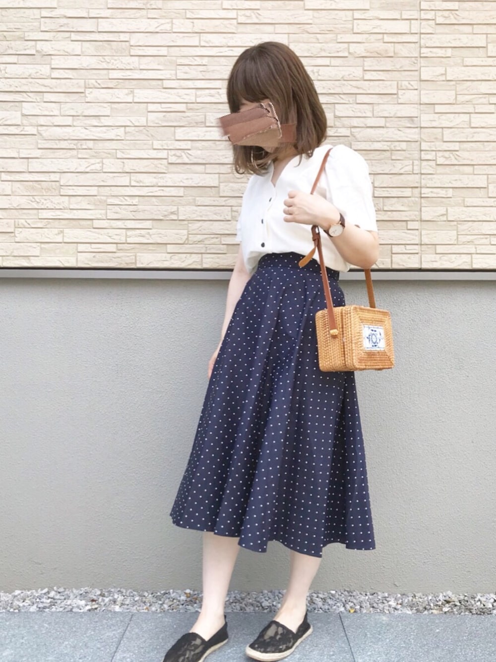 「シンプルコーデ、スカラップブラウス、白ブラウス、レトロ、かごバッグ、サーキュラースカート、ドットスカート、ママコーデ、休日コーデ、キレイめ」｜「DHOLICのスカラップVネックブラウス（シャツ/ブラウス、ホワイト系）」を使った、こんちゃんさん（レディース・160cm）の秋コーディネートの1枚目の写真