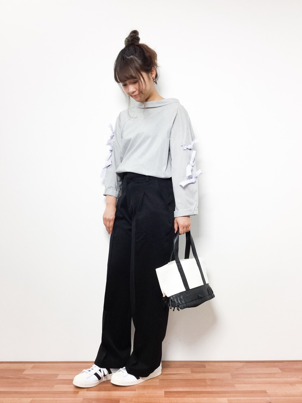 「ブラウス、カジュアル、ワイドパンツ」｜「caphのベリーニストレッチ　ストライプ袖リボンBL（シャツ/ブラウス、その他）」を使った、tomoyoさん（レディース・159cm）の冬コーディネートの1枚目の写真