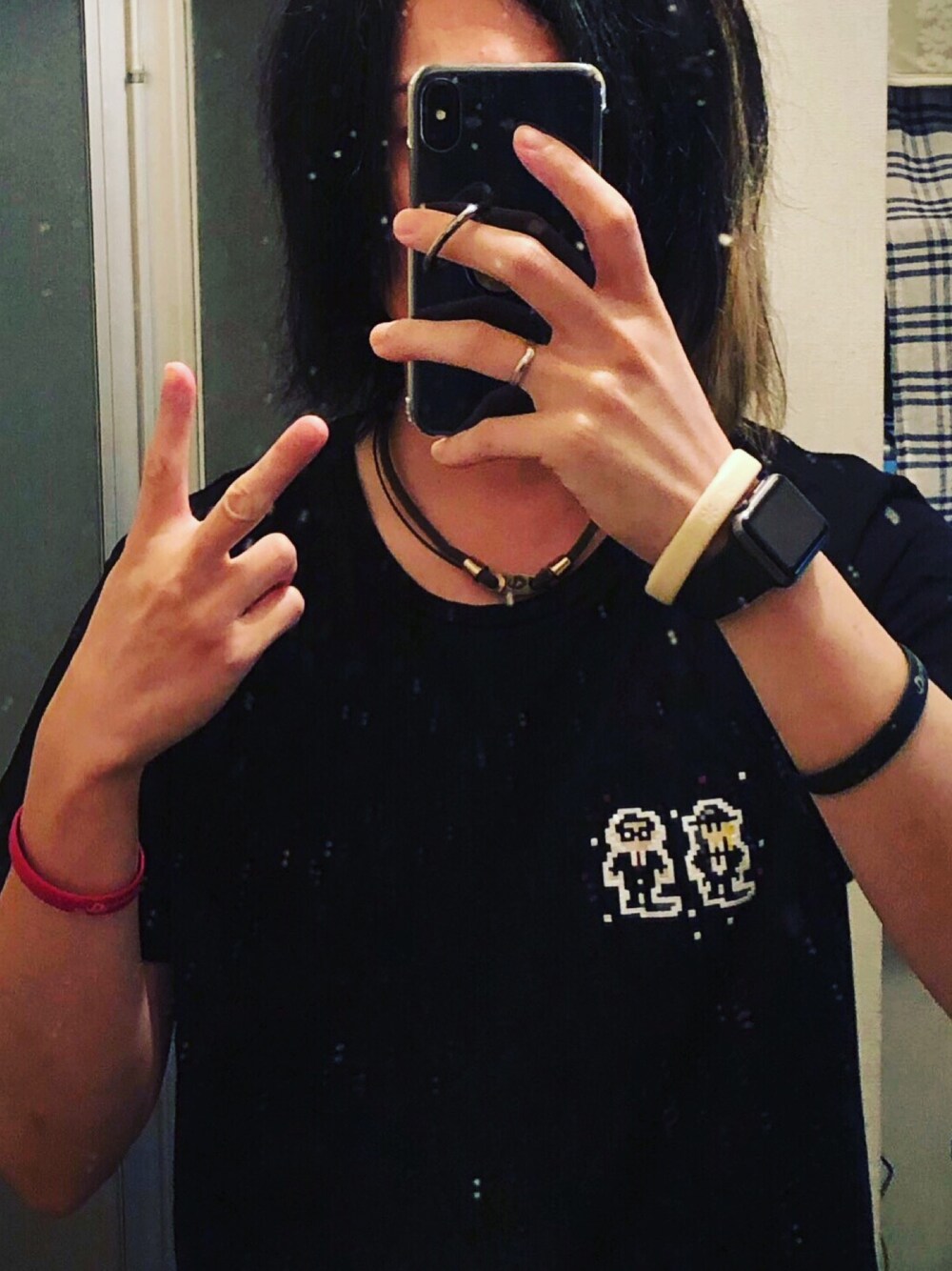 ブラック系のTシャツ/カットソーを着用したメンズの春コーディネートの1枚目の写真