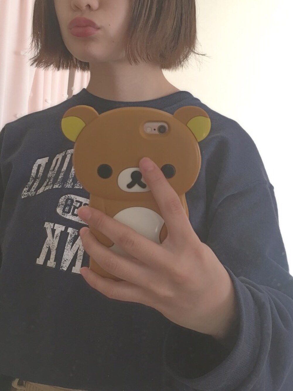 「ボブ、きりっぱなし、hair、ショート、寒い、モノトーン、スウェット、WEGO、カジュアル」｜「no brandのアイテム（スマホケース/カバー、ブラウン系）」を使った、minnさん（レディース・155cm）の冬コーディネートの1枚目の写真