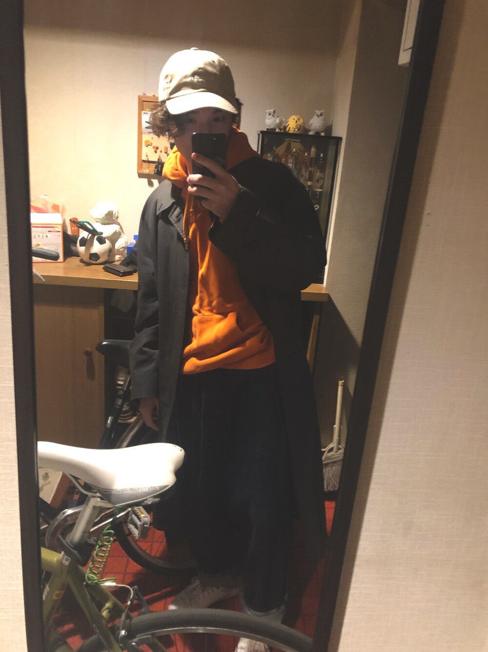 「おうちファッション、converse、kuro、ユニクロ、古着、バーバリー、ラコステ」｜「BURBERRYのアイテム（ステンカラーコート、グレー系）」を使った、Tatataさん（メンズ・169cm）の春コーディネートの1枚目の写真