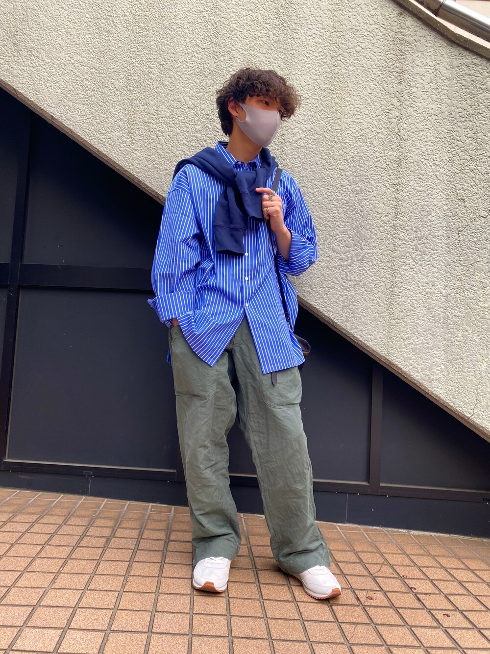 「graphpaper、LECHOPPE、UNIQLO、LACOSTE、vintage、主役はカラーパンツ、春コーデ、カジュアル」｜「Graphpaperのアイテム（シャツ/ブラウス、ブルー系）」を使った、Tatataさん（メンズ・169cm）の春コーディネートの1枚目の写真