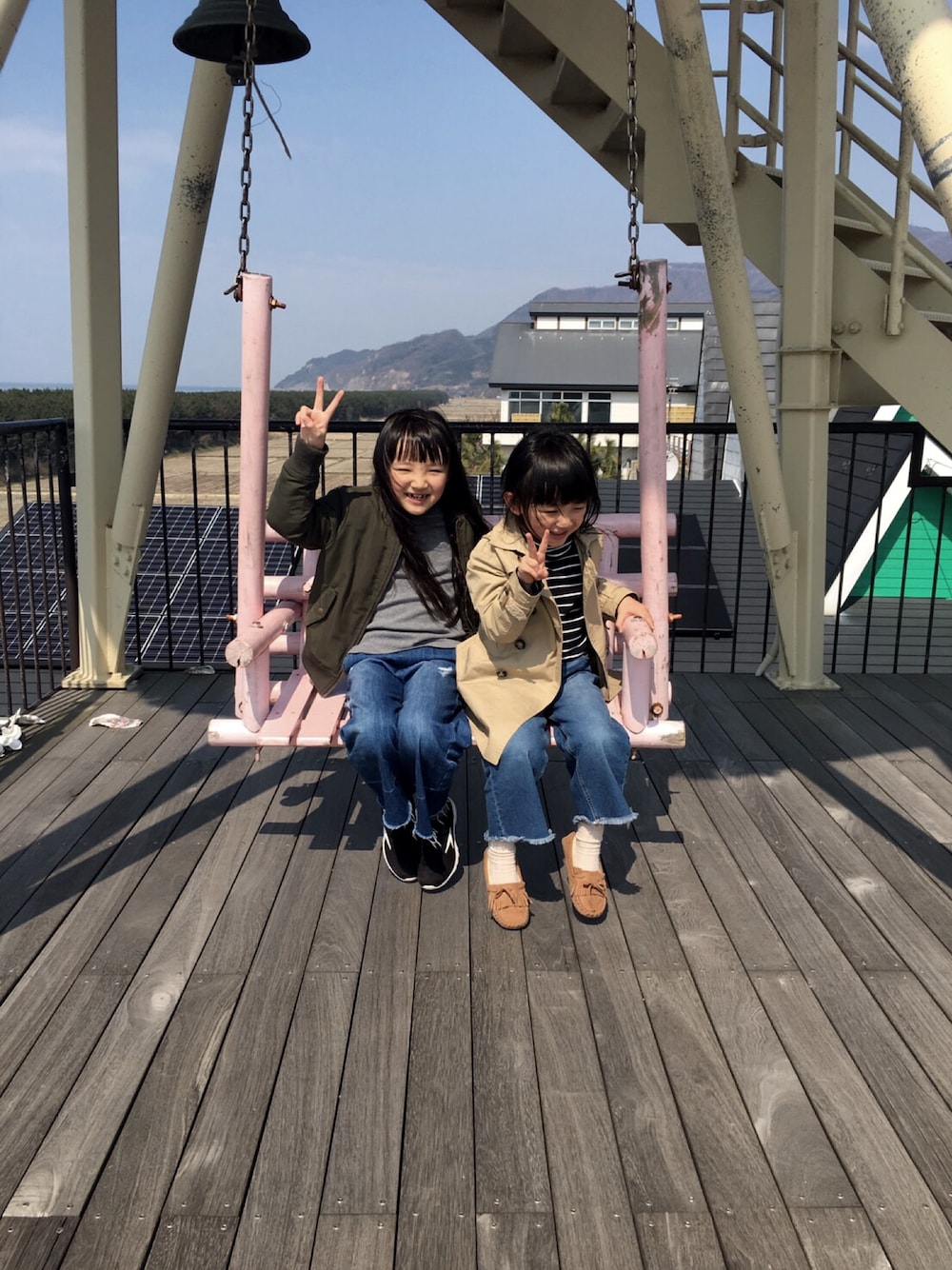 「キッズコーデ、MA-1、トレンチコート、GU、UNIQLO、ZARA KIDS、ワイドパンツ、デニム、瞬足、GLOBAL WORK」｜「GLOBAL WORKのアイテム（MA-1、グリーン系）」を使った、pipizooさん（キッズ・128cm）の春コーディネートの1枚目の写真