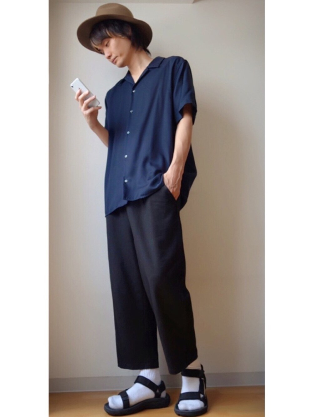「大人カジュアル、おしゃれさんと繋がりたい、シンプル、きれいめカジュアル、半袖シャツ、プチプラ、teva、ワイドパンツ、オープンカラーシャツ、FUJIROCKEEN、keen」｜「TevaのTeva/ HURRICANE XLT M（サンダル、ブラック系）」を使った、RYOさん（メンズ・178cm）の夏コーディネートの1枚目の写真