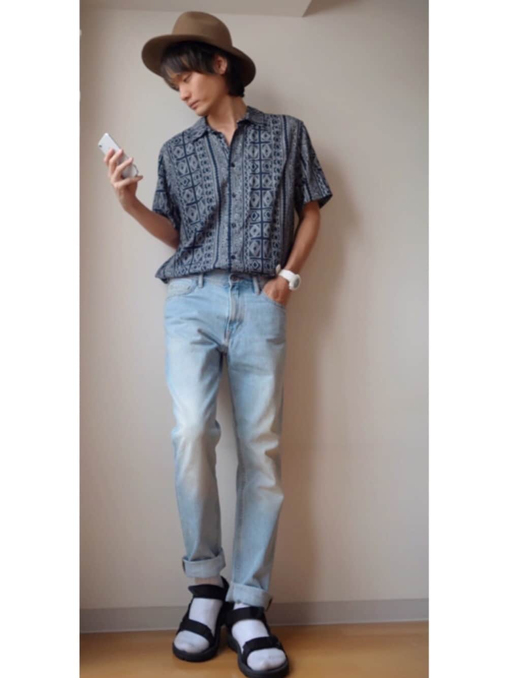 「FUJIROCKEEN、夏コーデ、カジュアルコーデ、オトナカジュアル、ootd、春夏コーデ、柄シャツ、デニム、スポーツサンダル、スポーツミックス、keen」｜「TevaのTeva/ HURRICANE XLT M（サンダル、ブラック系）」を使った、RYOさん（メンズ・178cm）の夏コーディネートの1枚目の写真