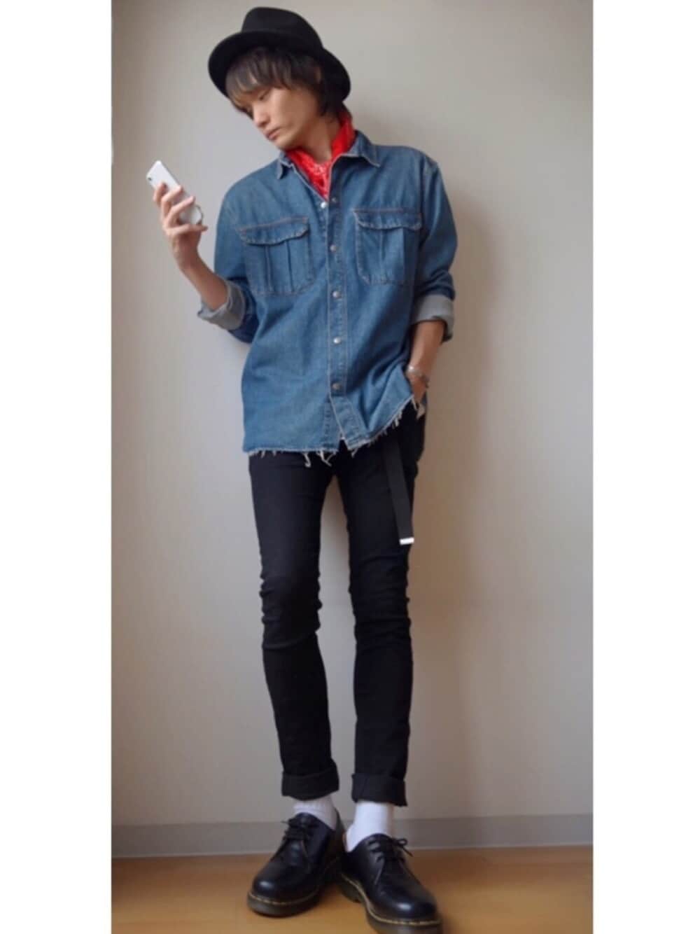 「シンプル、デニムシャツ、スカーフ、スキニー、おしゃれさんと繋がりたい、シャツスタイル、Dr.Martens、黒スキニー、プチプラ、カジュアルコーデ」｜「Dr. MartensのDr.Martens （ドクターマーチン） / 3ホールブーツ 1461Z 3EYE GIBSON SHOE 11838002（ブーツ、ブラック系）」を使った、RYOさん（メンズ・178cm）の夏コーディネートの1枚目の写真