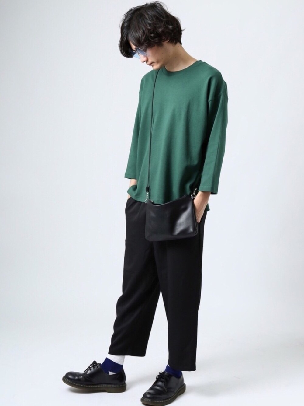 「カジュアルコーデ、シンプルコーデ、ゆるコーデ、ブラック、UNIQLO、スラックス、プチプラ、韓国ファッション、革靴、ドクターマーチン」｜「BEAUTY&YOUTH UNITED ARROWSのBY レザー サコッシュ バッグ ◇ ：（ショルダーバッグ、ブラック系）」を使った、RYOさん（メンズ・178cm）の夏コーディネートの1枚目の写真