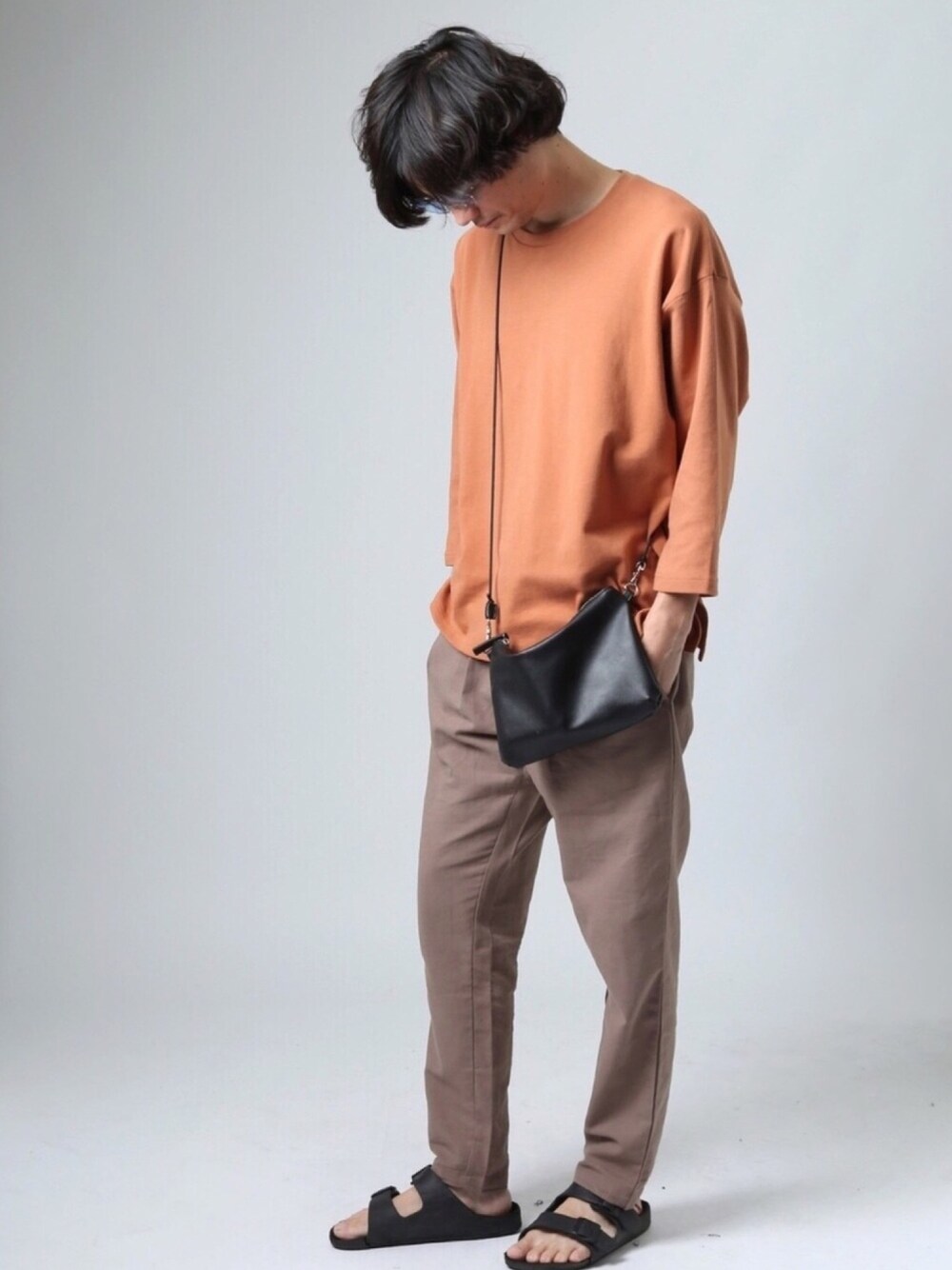 「シンプル、夏コーデ、ラフ、カジュアル、ビッグT、ootd、サンダル、birkenstock、オレンジ、サコッシュ」｜「BEAUTY&YOUTH UNITED ARROWSのBY レザー サコッシュ バッグ ◇ ：（ショルダーバッグ、ブラック系）」を使った、RYOさん（メンズ・178cm）の夏コーディネートの1枚目の写真