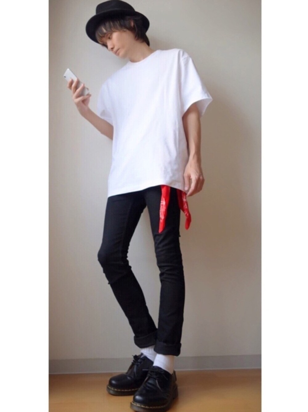 「シンプル、白Tシャツ、ビッグシルエット、スカーフ、スキニーデニム、スキニー、Dr.Martens、おしゃれさんと繋がりたい、ビッグT、夏だ！Tシャツ着よう！」｜「MONKEY TIMEの＜monkey time＞ デニム ジェギンスパンツ ◇：（デニムパンツ、ブラック系）」を使った、RYOさん（メンズ・178cm）の夏コーディネートの1枚目の写真
