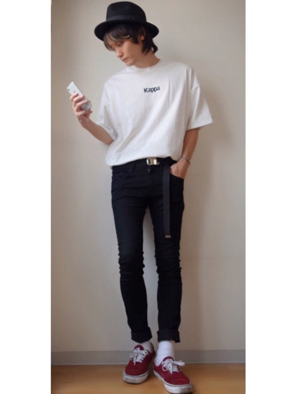 「お洒落さんとつながりたい、ビックシルエット、カジュアルコーデ、タックイン、プリントT、白Tシャツ、VANS、ハット、スキニーデニム、夏だ！Tシャツ着よう！」｜「VANSのVANS ヴァンズ ERA エラ VN0A38FRU8M (RETRO SPORT) PORT ROYALE（スニーカー、レッド系）」を使った、RYOさん（メンズ・178cm）の夏コーディネートの1枚目の写真