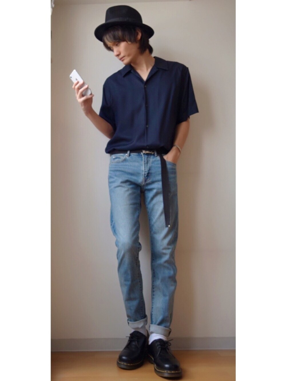 「お洒落さんとつながりたい、シンプルコーデ、シャツスタイル、オープンカラーシャツ、タックイン、Dr.Martens、デニムパンツ、zozoデニム、ハット、ガチャベルト」｜「Dr. MartensのDr.Martens / ドクターマーチン 1461 3EYE GIBSON SHOE 3ホール ギブソン シューズ（ドレスシューズ、ブラック系）」を使った、RYOさん（メンズ・178cm）の夏コーディネートの1枚目の写真