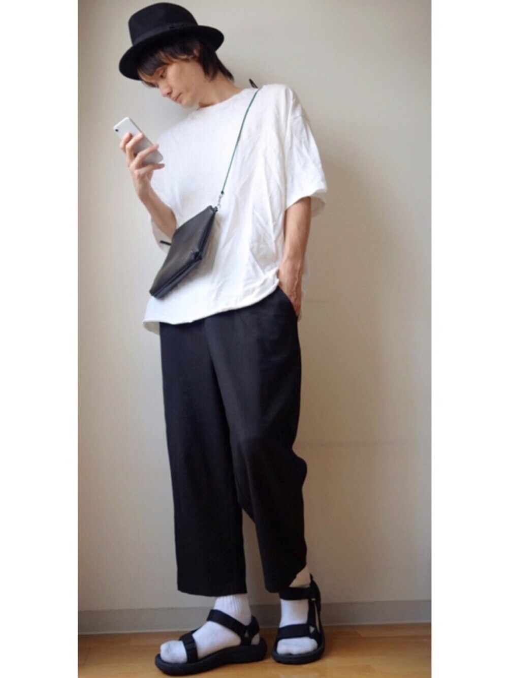 「大人カジュアル、おしゃれさんと繋がりたい、シンプル、プチプラ、ブラック、スラックス、ワイドパンツ、teva、サコッシュ、FUJIROCKEEN」｜「MONO-MARTのワイドパンツ テーパードスラックス withドローコード/ウエストギャザー（スラックス、ブラック系）」を使った、RYOさん（メンズ・178cm）の夏コーディネートの1枚目の写真