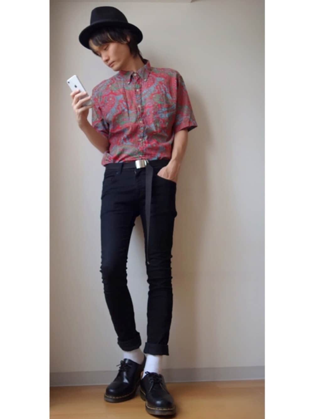 「大人カジュアル、おしゃれさんと繋がりたい、半袖シャツ、シャツスタイル、ブラック、タックイン、Dr.Martens、スキニーデニム、柄シャツ、ハット」｜「Dr. MartensのDr.Martens （ドクターマーチン） / 3ホールブーツ 1461Z 3EYE GIBSON SHOE 11838002（ブーツ、ブラック系）」を使った、RYOさん（メンズ・178cm）の夏コーディネートの1枚目の写真