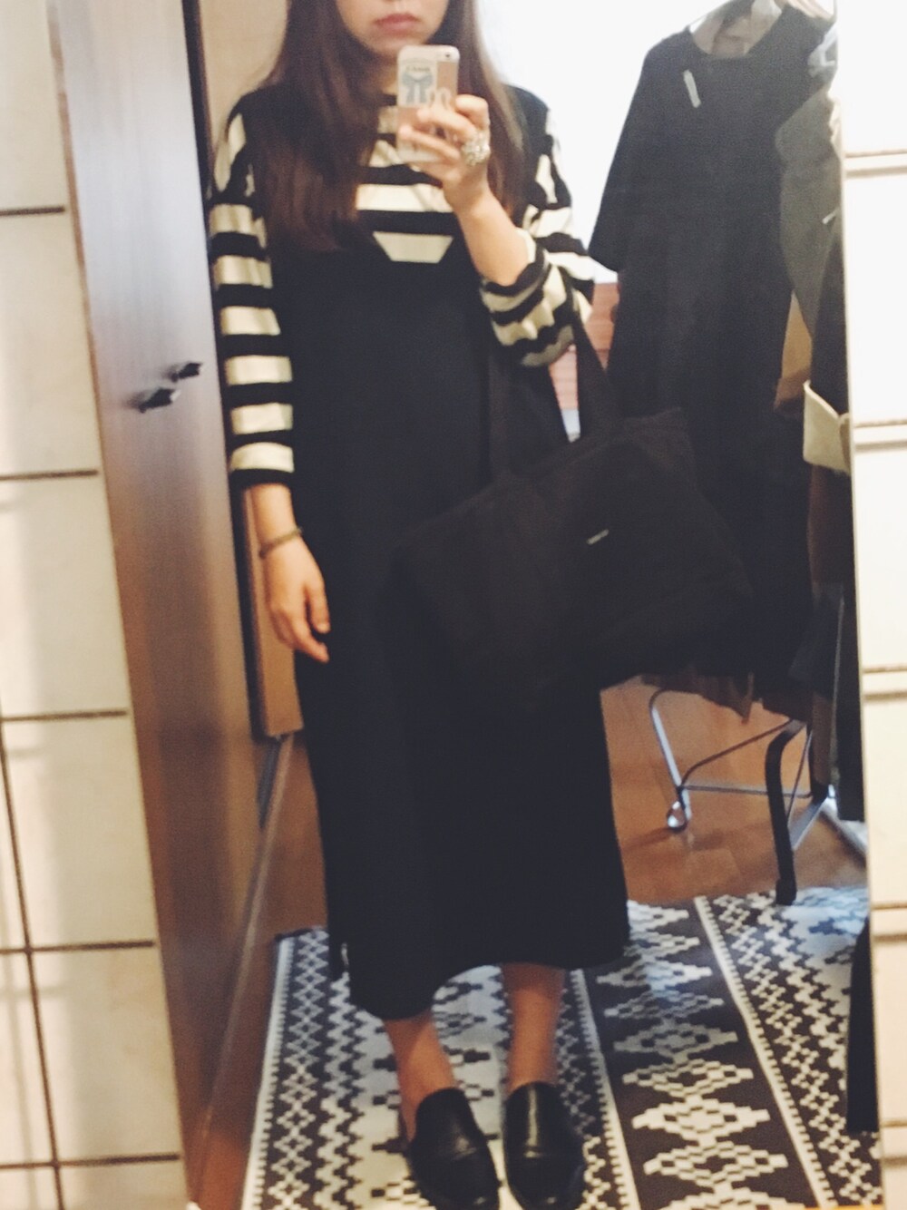 「スリット、ボーダー、border、ワンピース、マリメッコ、marimekko」｜「marimekkoのmarimekko / mini matkuriトートバッグ（トートバッグ、ブラック系）」を使った、fg_day_wearさん（レディース・159cm）の春コーディネートの1枚目の写真