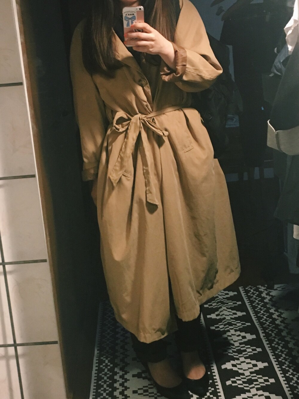 「オフィスカジュアル、オトナカジュアル、ベージュ、beige、カーキ、kahki、ブラック、black」｜「SEVENDAYS=SUNDAYのポリナイロンピーチ ステンカラーコート（ジャケット/アウター、ベージュ系）」を使った、fg_day_wearさん（レディース・159cm）の春コーディネートの1枚目の写真