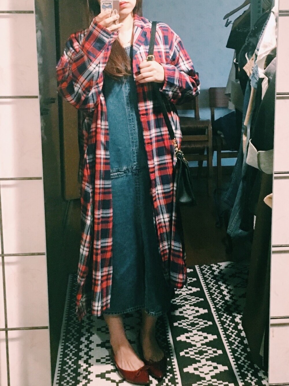 「旅行コーデ、チェックシャツ、デニムワンピース、カジュアル、カジュアルコーデ、オールドコーチ、COACH」｜「DHOLICのアイテム（ワンピース、ブルー系）」を使った、fg_day_wearさん（レディース・159cm）の春コーディネートの1枚目の写真