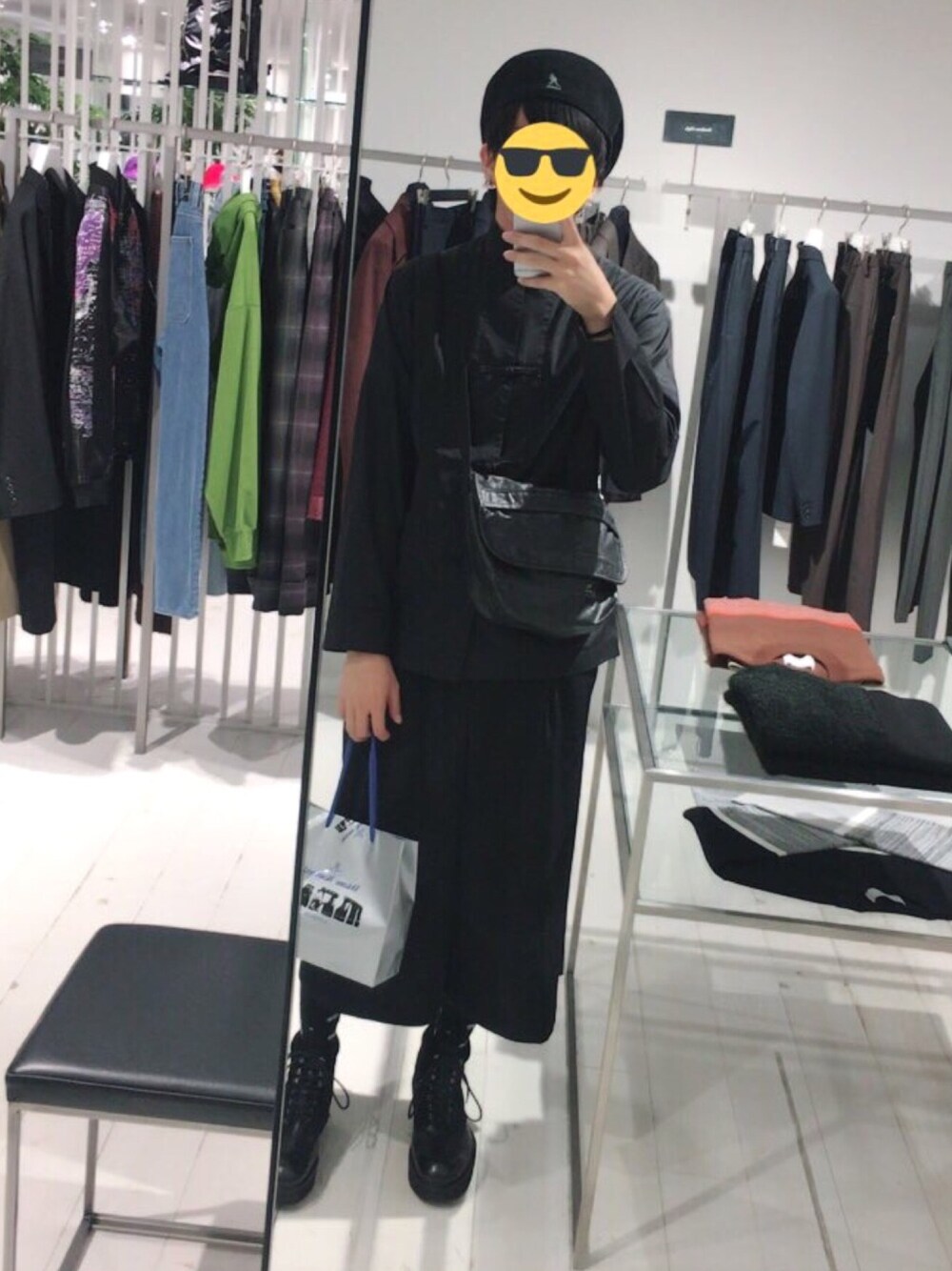「黒コーデ、黒、オールブラック、チャイナシャツ、ブラックコーデ」｜「BLACK COMME des GARCONSのアイテム（シャツ/ブラウス、ブラック系）」を使った、ぬこさん（メンズ・172cm）の秋コーディネートの1枚目の写真