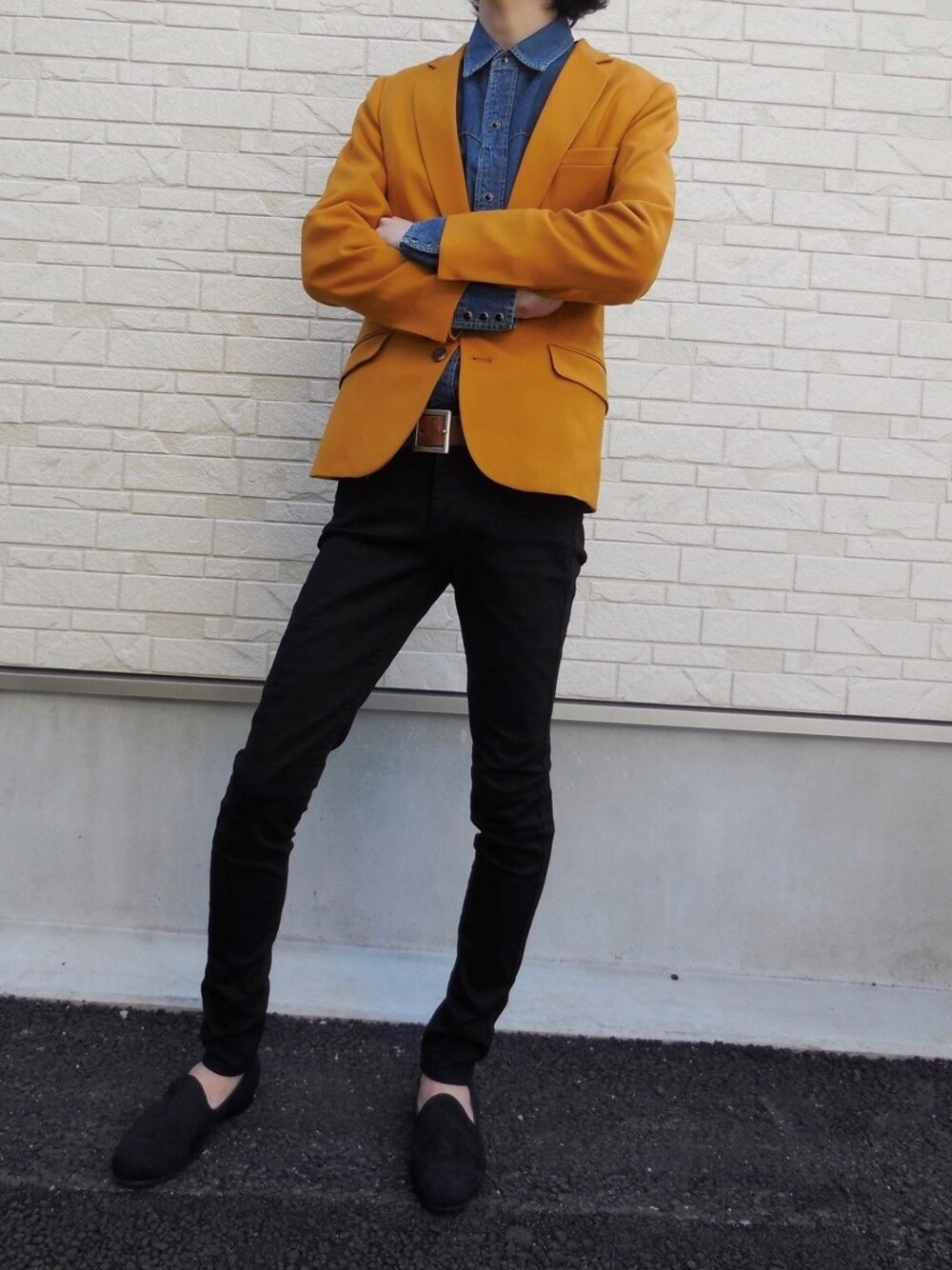 ベージュ系のテーラードジャケットを着用したメンズの春コーディネートの1枚目の写真